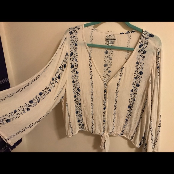 American Eagle Outfitters Tops - American Eagle floral front tie blouse
